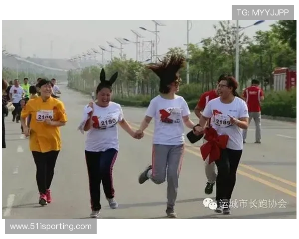 羽毛球场上的追梦旅程:杨娜的奋斗与成长故事